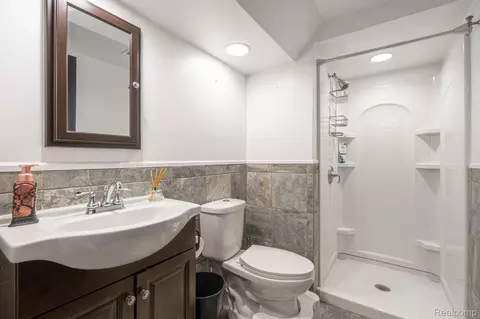 Bath - 6803 Napoleon Rd, Leoni, MI 49201 photo 5 of 5