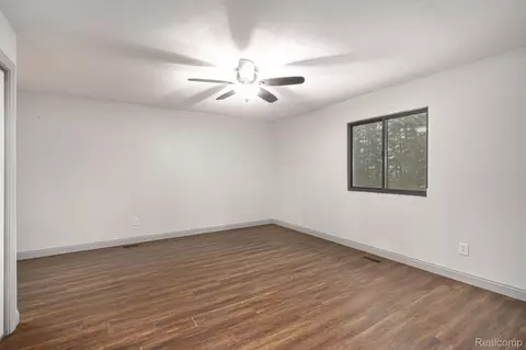 Bedroom - 6803 Napoleon Rd, Leoni, MI 49201 photo 3 of 8