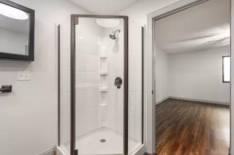 Bath - 6803 Napoleon Rd, Leoni, MI 49201 photo 4 of 5