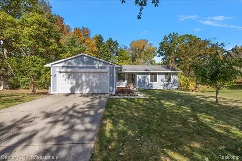 3830 Pine Orchard Cir, Waterford, MI 48329