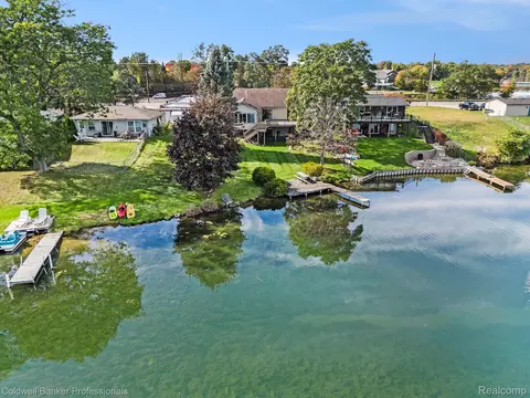 9866 Dixie Hwy, Springfield, MI 48348