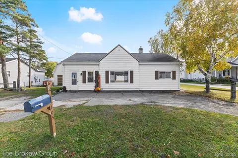 105 Center St, Otisville, MI 48463