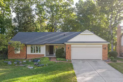 448 Streamview Ct, Rochester Hills, MI 48309