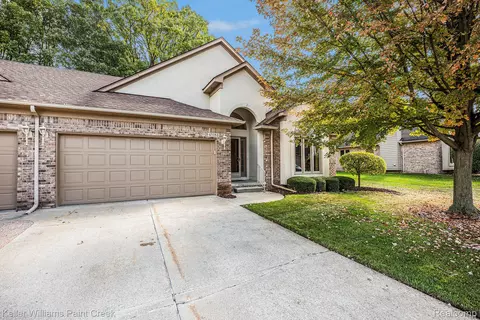 47158 Hunters Chase Dr, Macomb, MI 48042