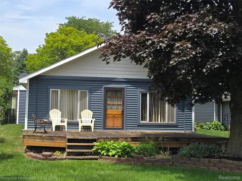 8991 Lakeview Dr, White Lake, MI 48386