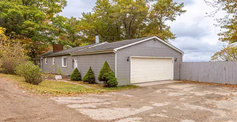 1465 Roy Rd, Oxford, MI 48371
