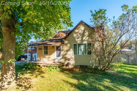 19680 Hilton Dr, Southfield, MI 48075