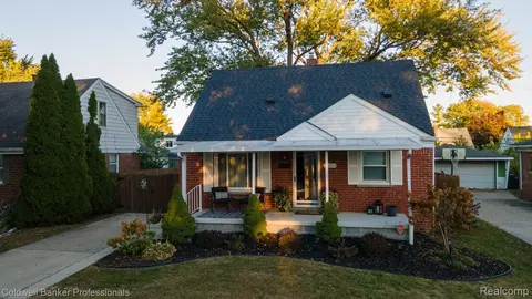 25564 Arlington St, Roseville, MI 48066