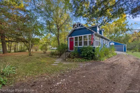 827 Alberta St, Auburn Hills, MI 48326