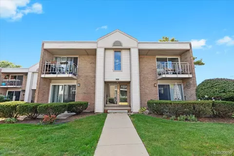1611 Cass Lake Rd #D, Keego Harbor, MI 48320