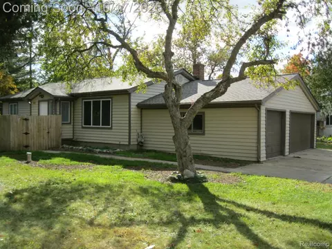 4491 Ormond Rd, White Lake, MI 48383