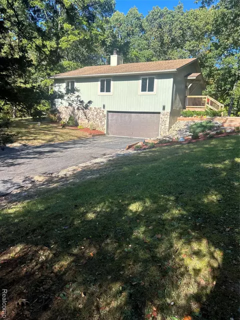 1820 Ridge Rd, White Lake, MI 48383
