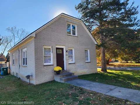 1825 Bass Lake Rd, Commerce, MI 48382