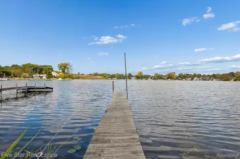 9548 Roundlake Blvd NE, White Lake, MI 48386