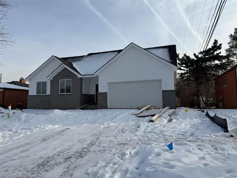 32930 Chalfonte Dr, Warren, MI 48092