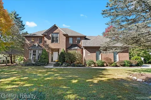 4364 Lake Forest Dr E, Pittsfield, MI 48108
