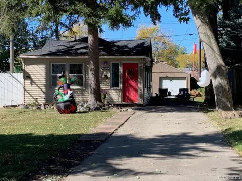 24917 Frederick St, Saint Clair Shores, MI 48080
