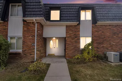 1842 Colonial Village Way #4, Waterford, MI 48328