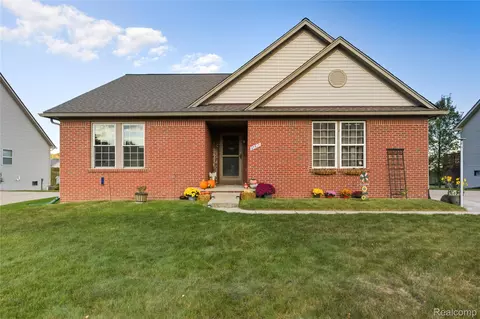 27817 Starling Ln, Flat Rock, MI 48134