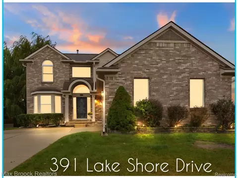 391 Lake Shore Dr, Pontiac, MI 48341