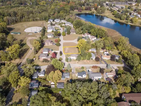 256 Madeleine Ln, Waterford, MI 48328