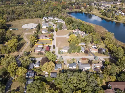 257 Madeleine Ln, Waterford, MI 48328