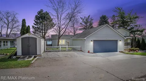 1008 Sunrise Park St, Genoa, MI 48843