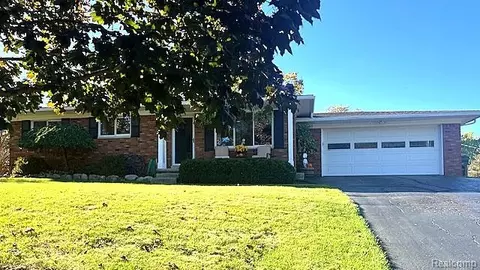 3648 Hi Crest Dr, Orion, MI 48360