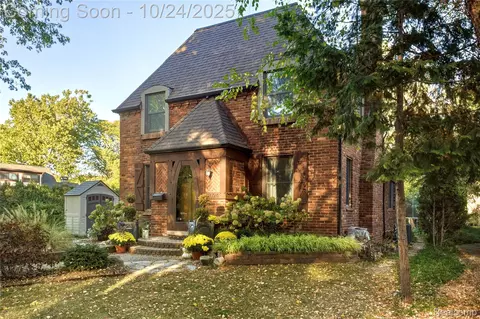 8094 Huntington Rd, Huntington Woods, MI 48070