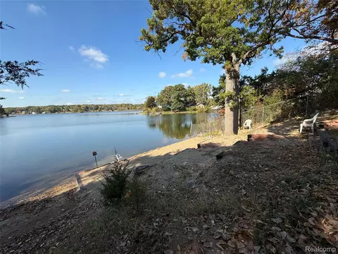 6168 Hillsboro Rd, Springfield, MI 48350
