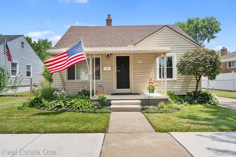 1083 7th St, Wyandotte, MI 48192