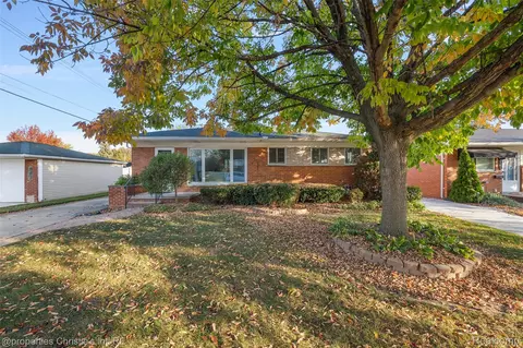 17743 Summer Ln S, Fraser, MI 48026