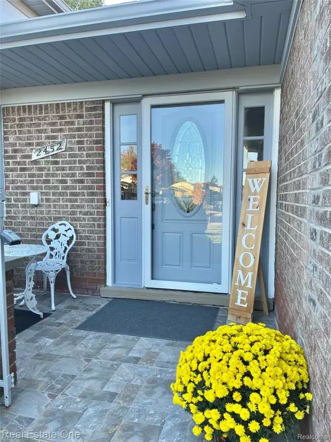 2452 Jonathan Dr, Sterling Heights, MI 48310