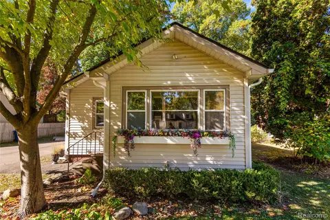 4209 Laforest Dr, Waterford, MI 48329