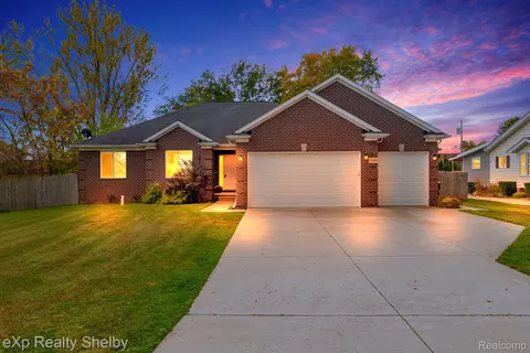 24986 Murray St, Harrison, MI 48045