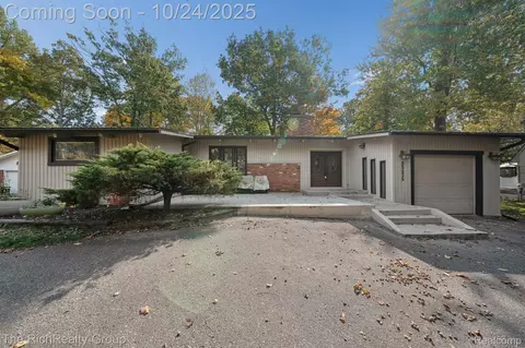 25235 Dallas Dr, Grosse Ile, MI 48138