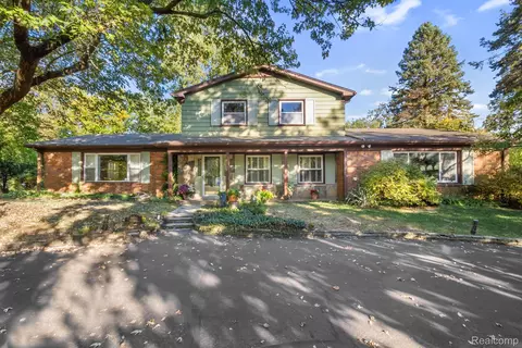 6950 Killarney Dr, Troy, MI 48098