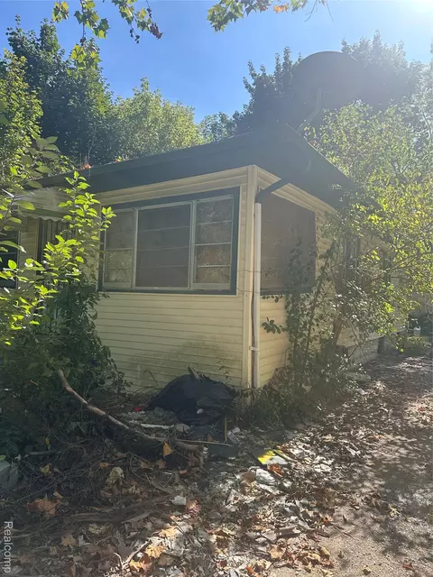 2001 Mackin Rd, Flint, MI 48504