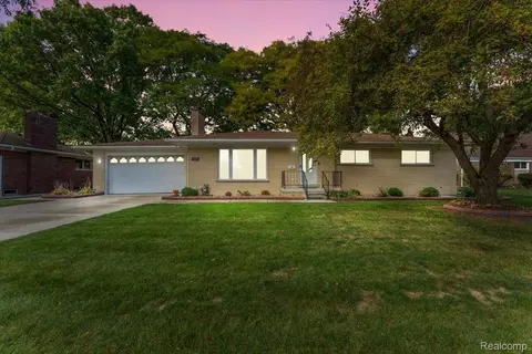 11106 Oaklawn St, Southgate, MI 48195