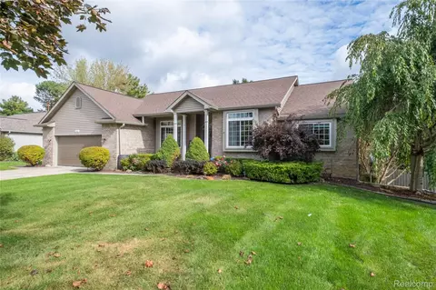2410 Torrey Grove Ct, Fenton, MI 48430