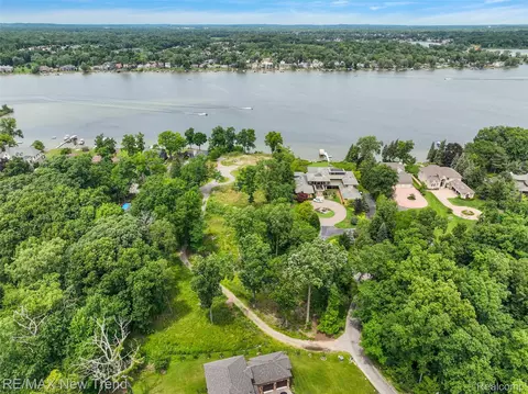4796 Dow Ridge Rd, Orchard Lake Village, MI 48324