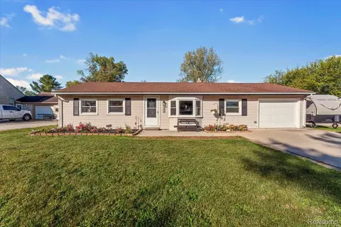 24608 Woodland Dr, Brownstown, MI 48134
