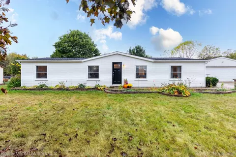 781 W Davison Lake Rd, Oxford, MI 48371