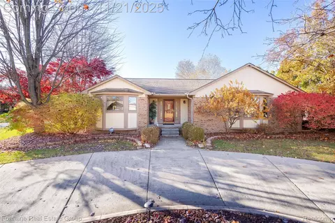 23965 Whittaker Drive Ct, Farmington, MI 48335