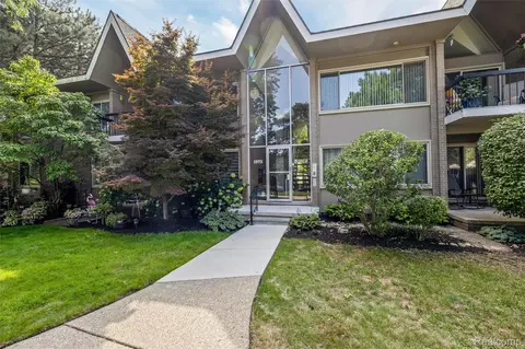1975 Klingensmith Rd #25, Bloomfield Hills, MI 48302