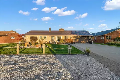 39470 Venetian Dr, Harrison, MI 48045