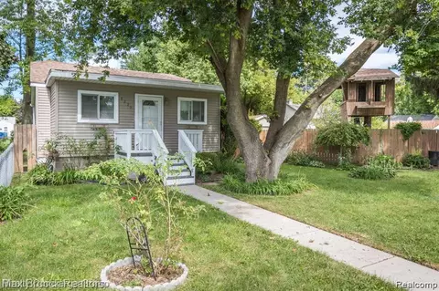 8229 Essex Ave, Warren, MI 48089