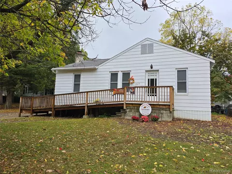 205 Park Ave, Holly, MI 48442