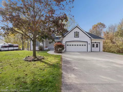 1688 Nelson Dr, Lapeer, MI 48446