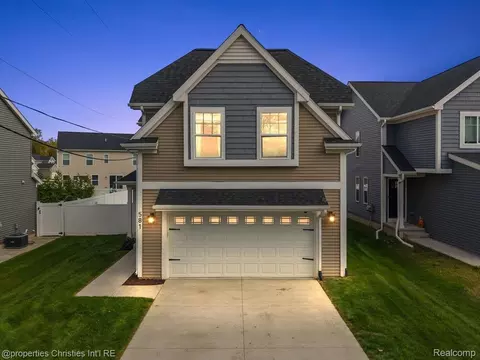 581 S Winding Dr, Waterford, MI 48328